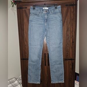 Women's Light Wash "Totally Shaping Straight" Signature by Levi's Size 28x30